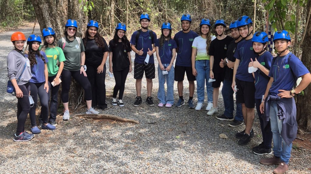 Estudantes realizam visita técnica na gruta do Lago Azul.