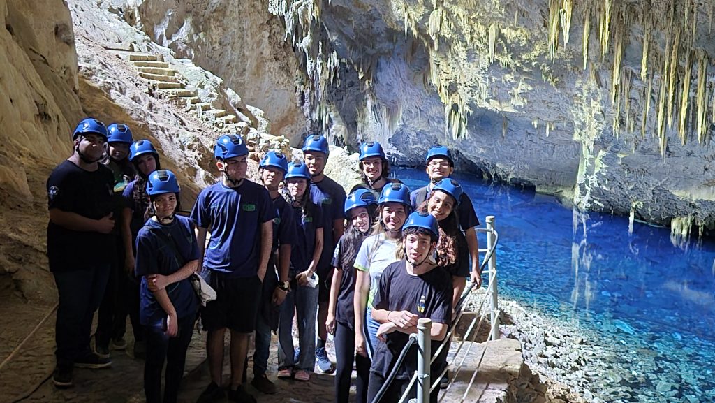 Estudantes realizam visita técnica na gruta do Lago Azul.
