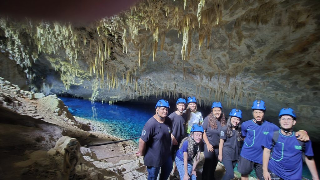 Estudantes realizam visita técnica na gruta do Lago Azul.