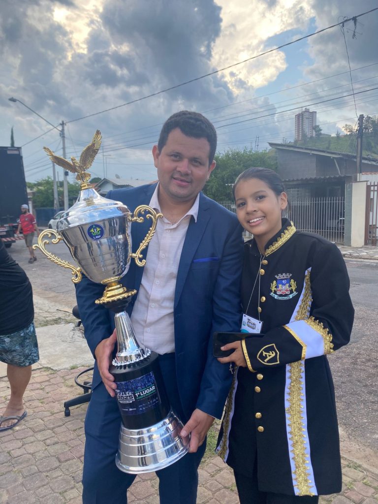 integrantes da banda com trofeu.