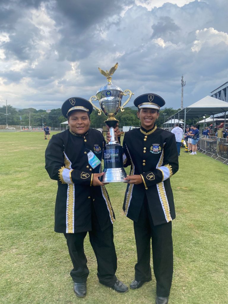 estudantes com trofeu.