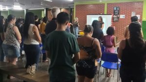 Foto de capa com professor explanando para os pais sobre o projeto Família e Escola