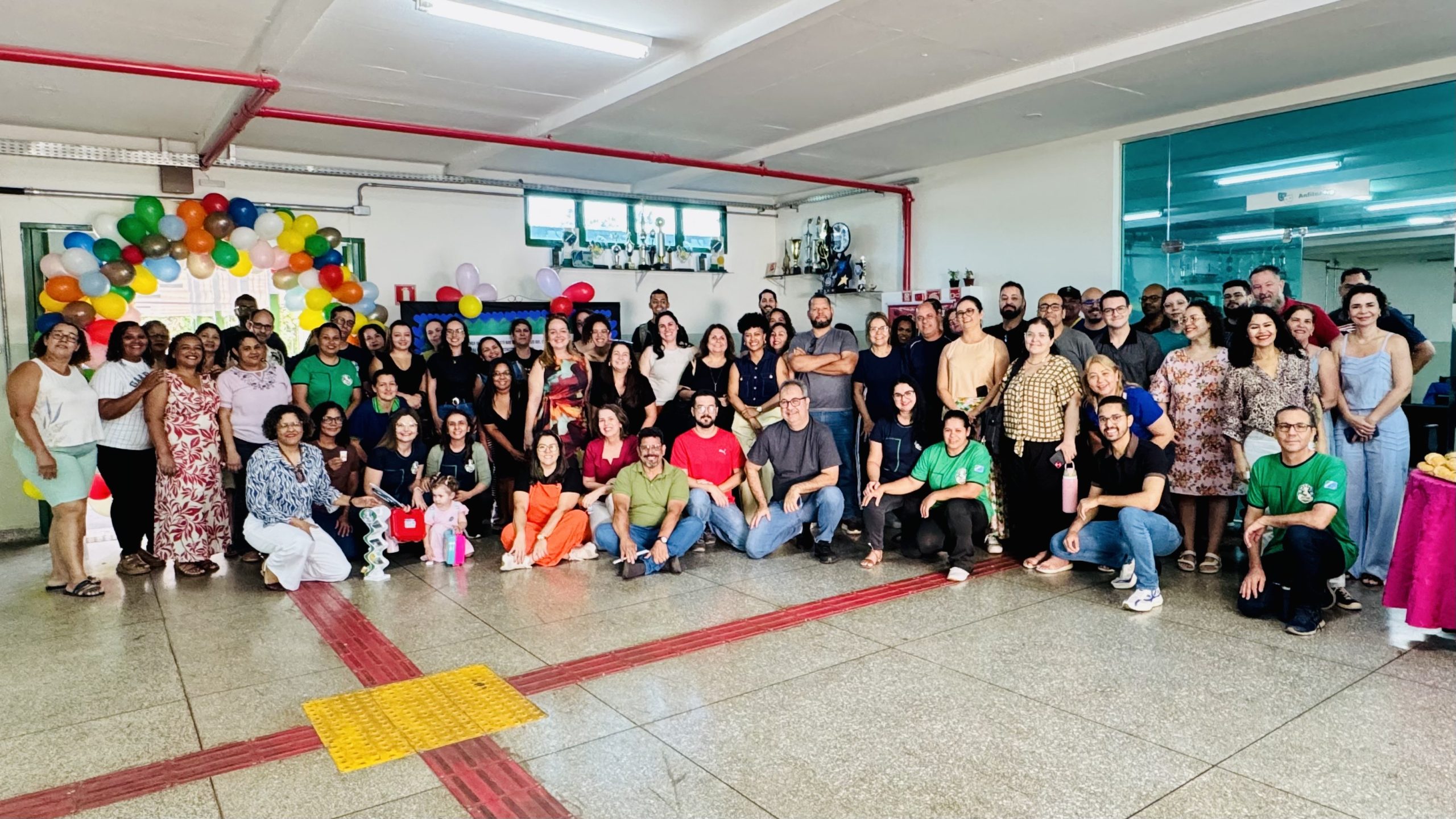 Imagem destacada de todos participantes do evento Família e escola.