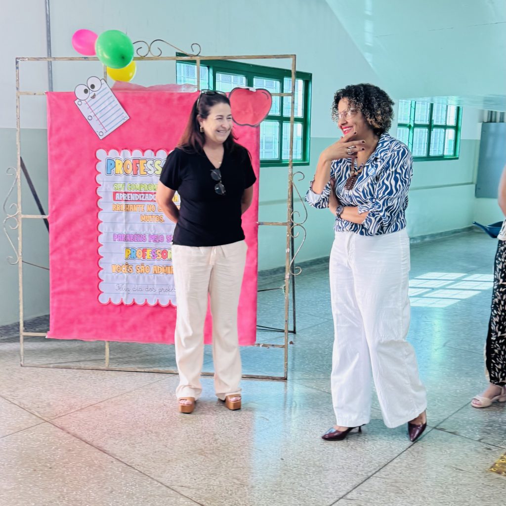 Diretora discursando para os pais.