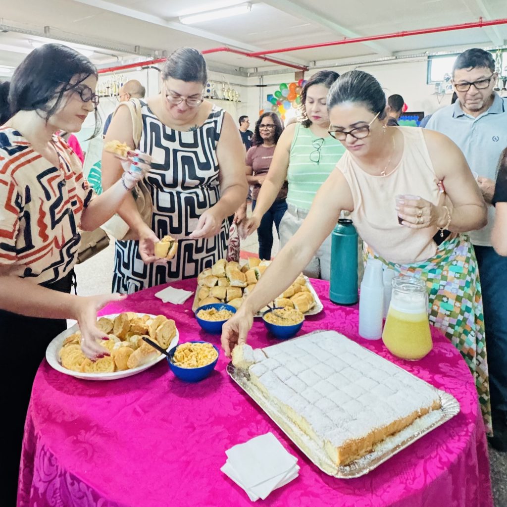 Café da manhã servido para todos.