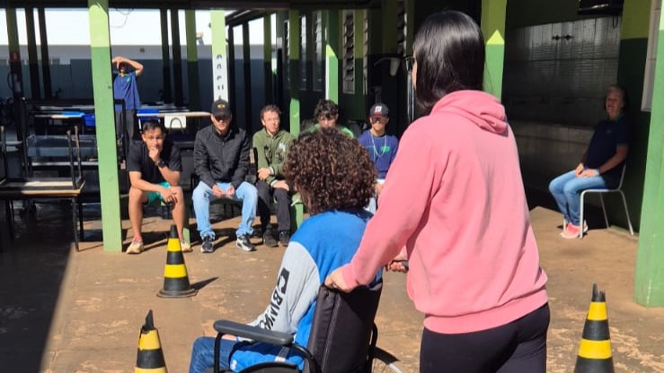 Atividade revela desafios da pessoa com deficiência na EE Professora Marina Flavina da Silva em Campo Grande