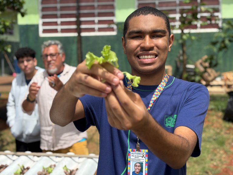 estudante mostrando muda.