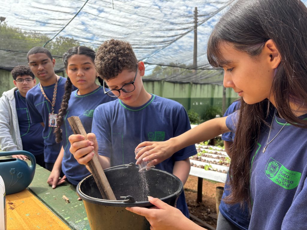 estudantes medindo o ph da água.