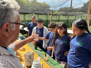 professor com os estudantes.