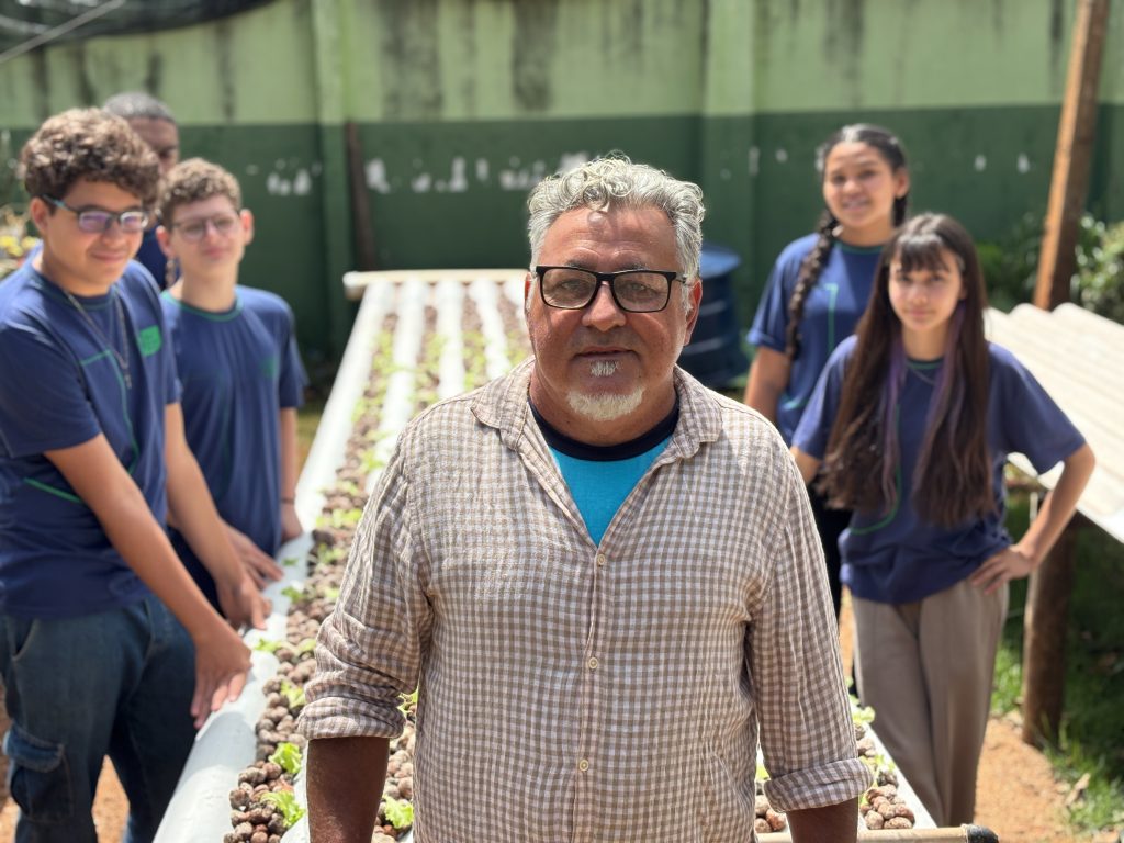 professor Hélio com os estudantes.