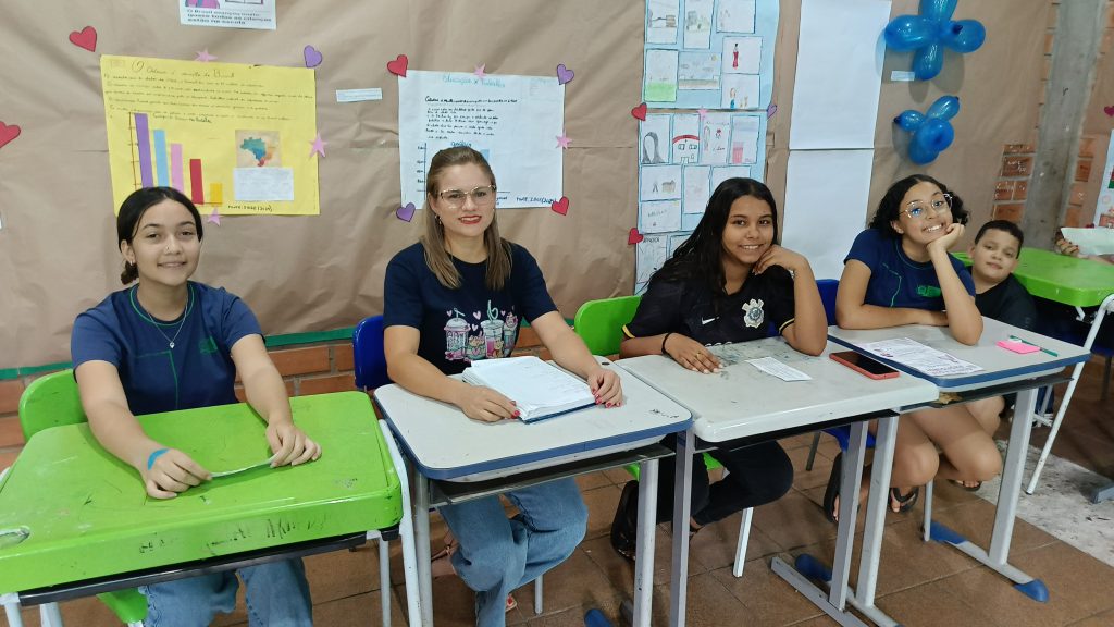 Estudantes da EE Alício Araújo inspiram colegas e visitantes durante Feira do Conhecimento em Dourados