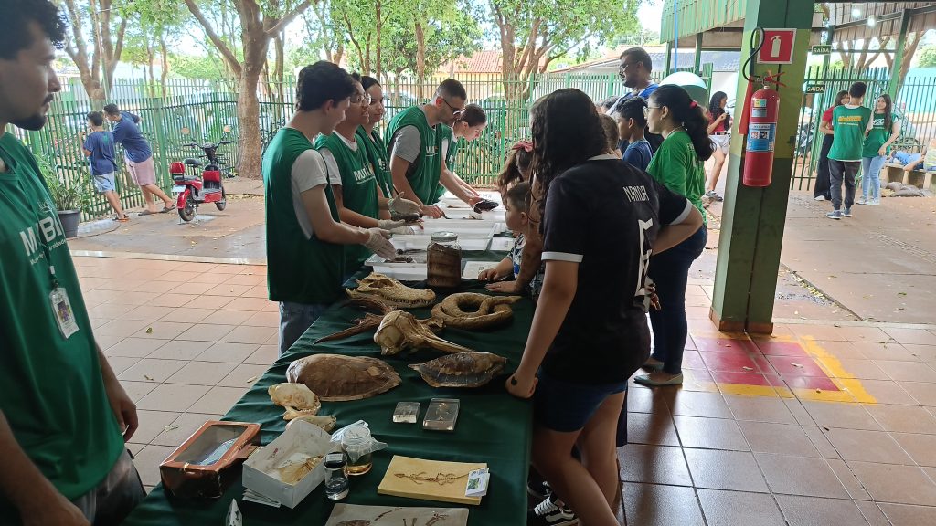 A UFGD (Universidade Federal da Grande Dourados) levou o Museu de Biodiversidade (MUBIO) e, a Escola Vital Brasil ofereceu aferição de pressão arterial e testes de glicemia durante Feira do Conhecimento na EE Alício Araújo em Dourados