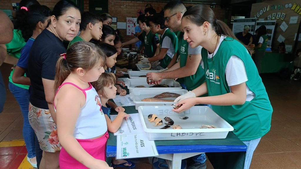 Famílias acompanharam de perto o entusiasmo dos estudantes na apresentação de seus projetos na Feira do Conhecimento da EE Alício Araújo em Dourados