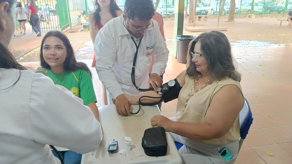 A UFGD (Universidade Federal da Grande Dourados) levou o Museu de Biodiversidade (MUBIO) e, a Escola Vital Brasil ofereceu aferição de pressão arterial e testes de glicemia durante Feira do Conhecimento na EE Alício Araújo em Dourados