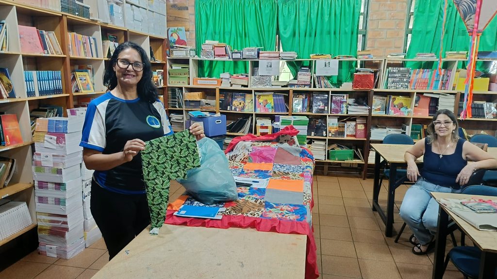 Oficina ‘Retalhos que Transformam’ conduzida pela professora Rosa Santos de Lima Mendonça na Feira do Conhecimento da EE Alício Araújo