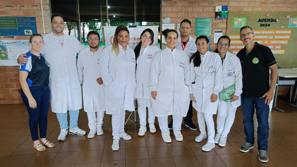 A UFGD (Universidade Federal da Grande Dourados) levou o Museu de Biodiversidade (MUBIO) e, a Escola Vital Brasil ofereceu aferição de pressão arterial e testes de glicemia durante Feira do Conhecimento na EE Alício Araújo em Dourados