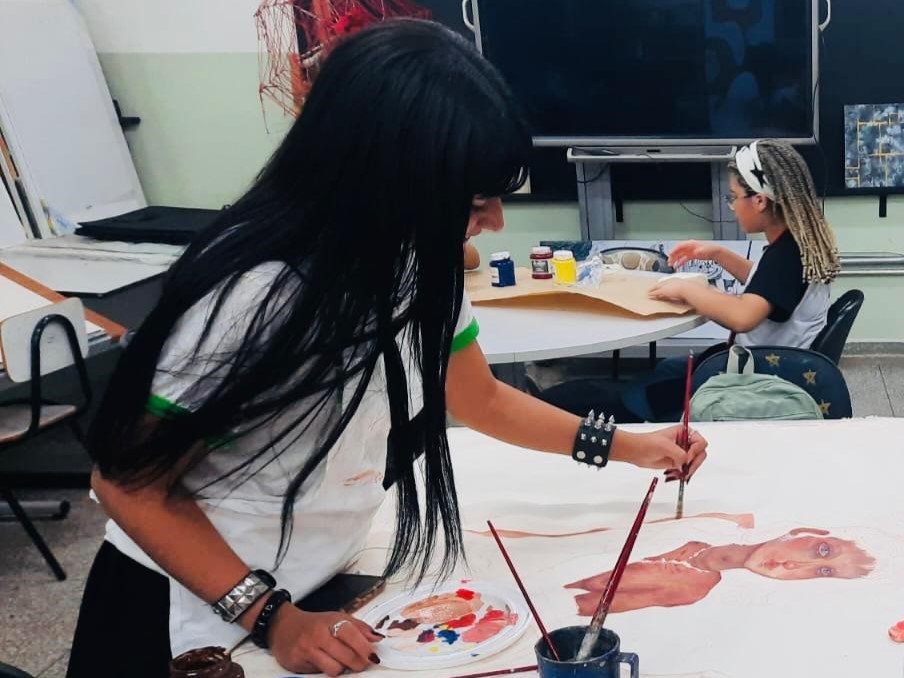 Maria Isabel Moura Teixeira pinta obra da competição de alunos com altas habilidades e ganha exposição permanente, em Salvador.