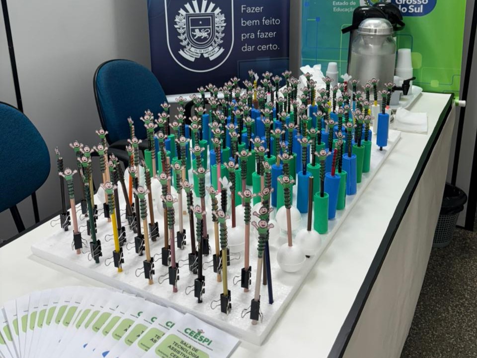 Material de apoio entregue aos participantes_ material de tecnologia assistiva (Lápis adaptado) e Folder explicativo sobre o tema).