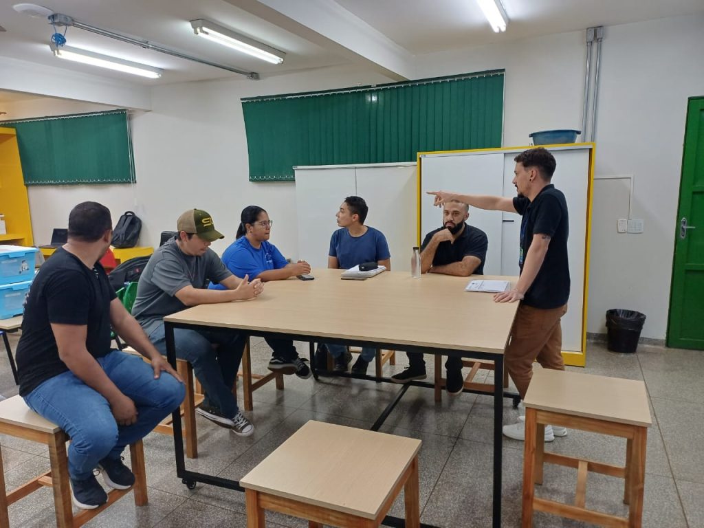 Professores coordenadores exploram o uso da robótica educacional em oficina.