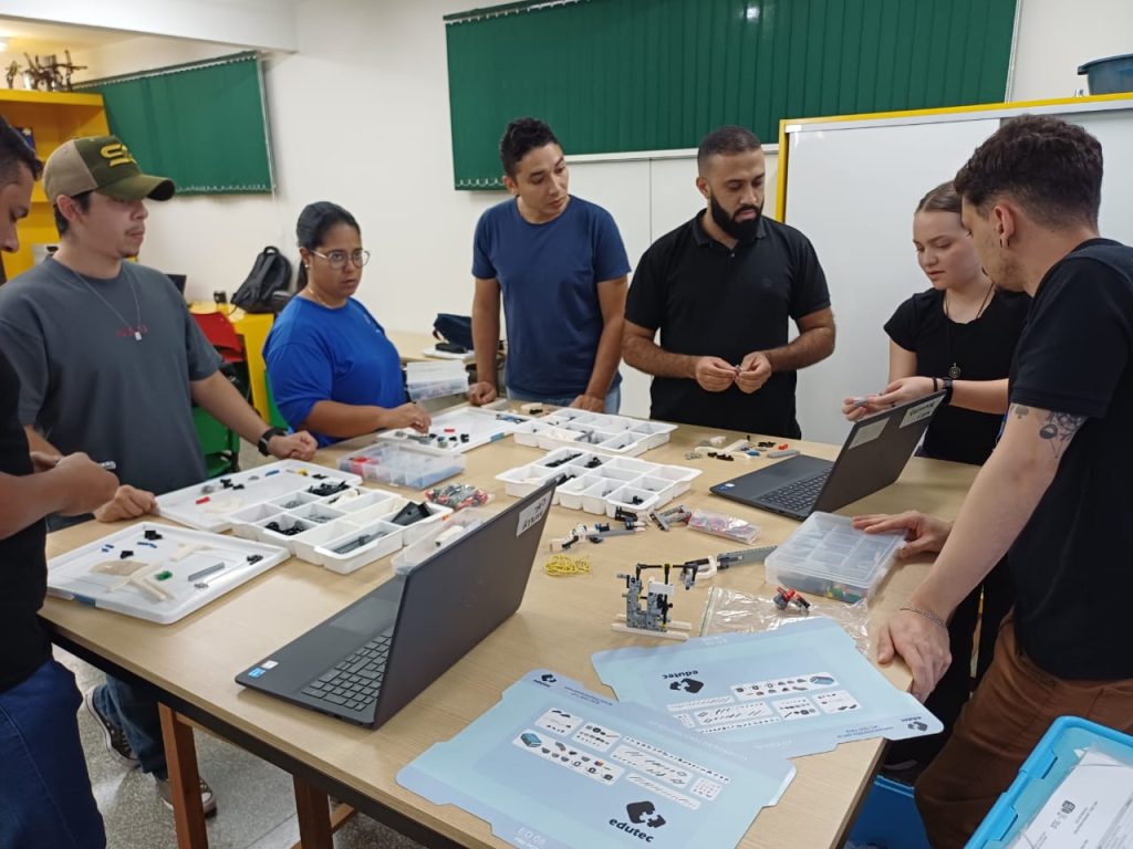 Professores coordenadores exploram o uso da robótica educacional em oficina.