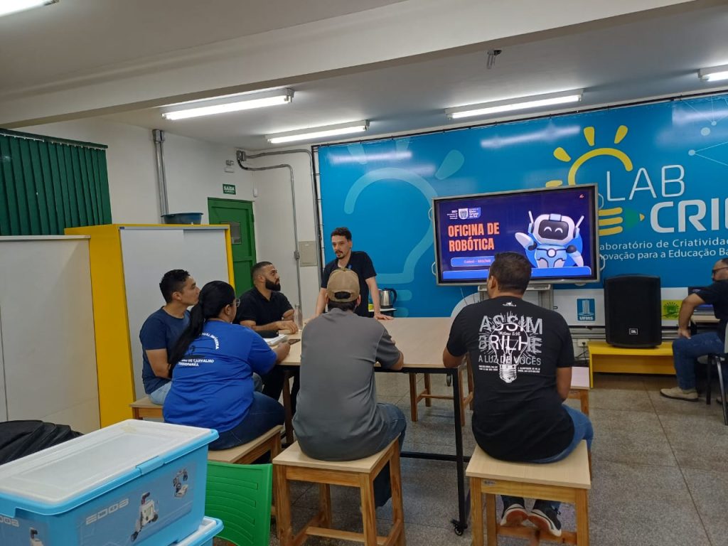 Professores coordenadores exploram o uso da robótica educacional em oficina.