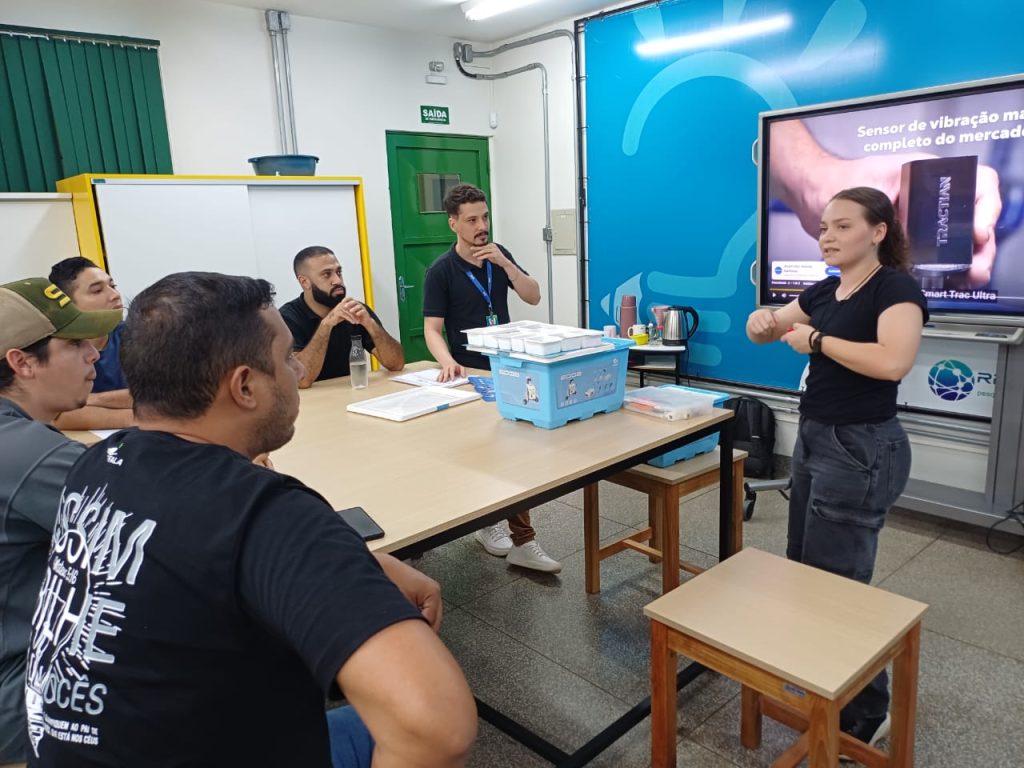 Professores coordenadores exploram o uso da robótica educacional em oficina.