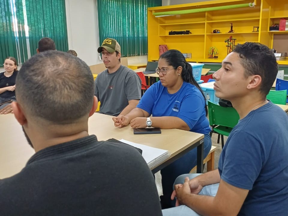 Professores coordenadores exploram o uso da robótica educacional em oficina.