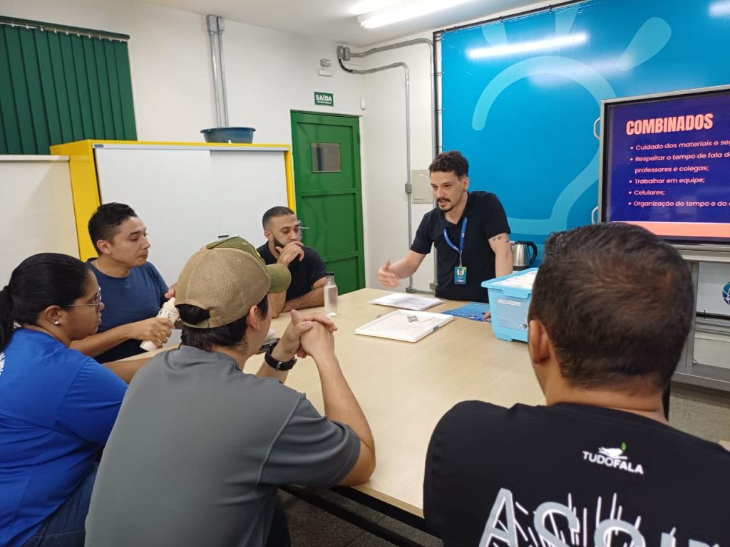 Professores coordenadores exploram o uso da robótica educacional em oficina.