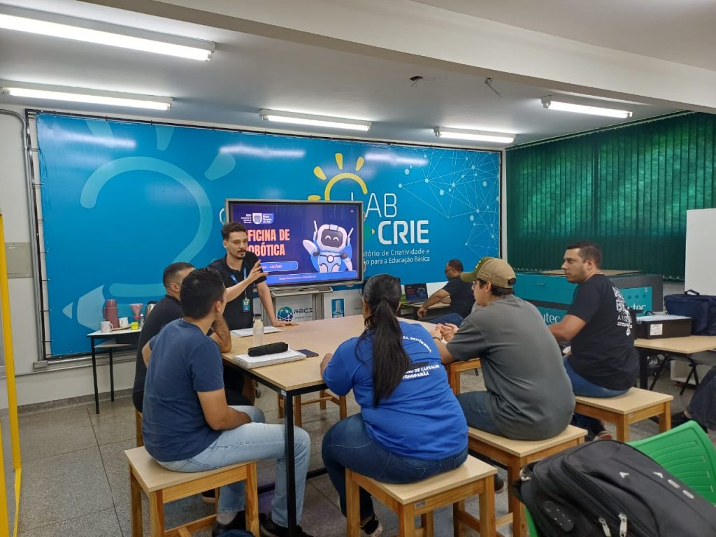 Professores coordenadores exploram o uso da robótica educacional em oficina.