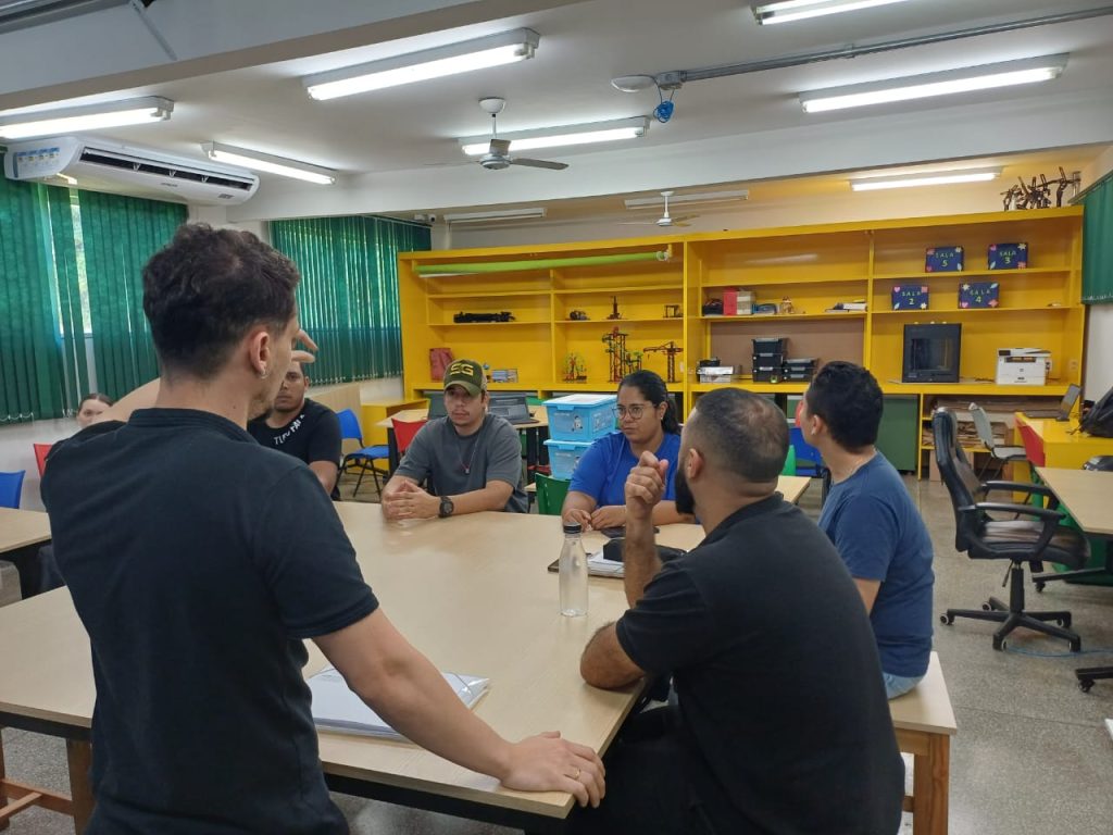 Professores coordenadores exploram o uso da robótica educacional em oficina.