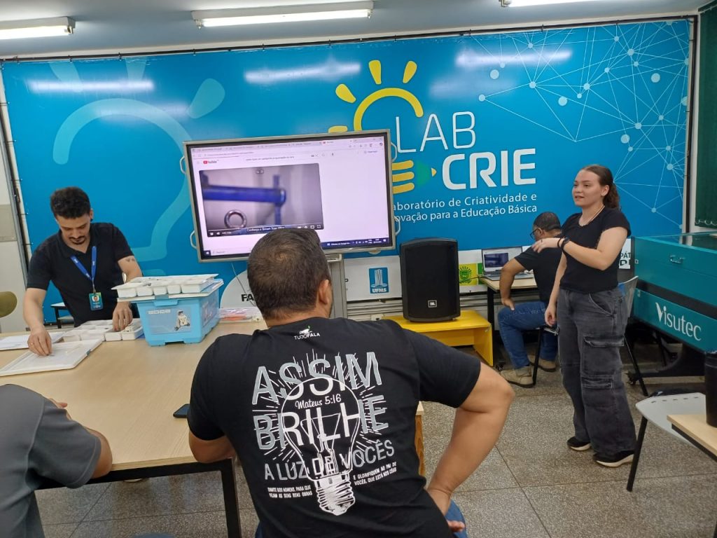 Professores coordenadores exploram o uso da robótica educacional em oficina.