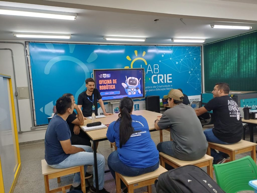Professores coordenadores exploram o uso da robótica educacional em oficina.