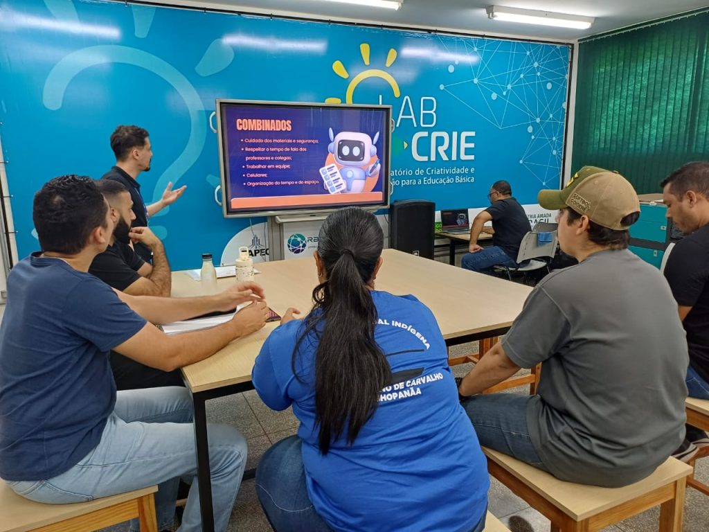 Professores coordenadores exploram o uso da robótica educacional em oficina.