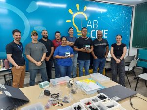 Imagem de capa com professores realizando oficina.