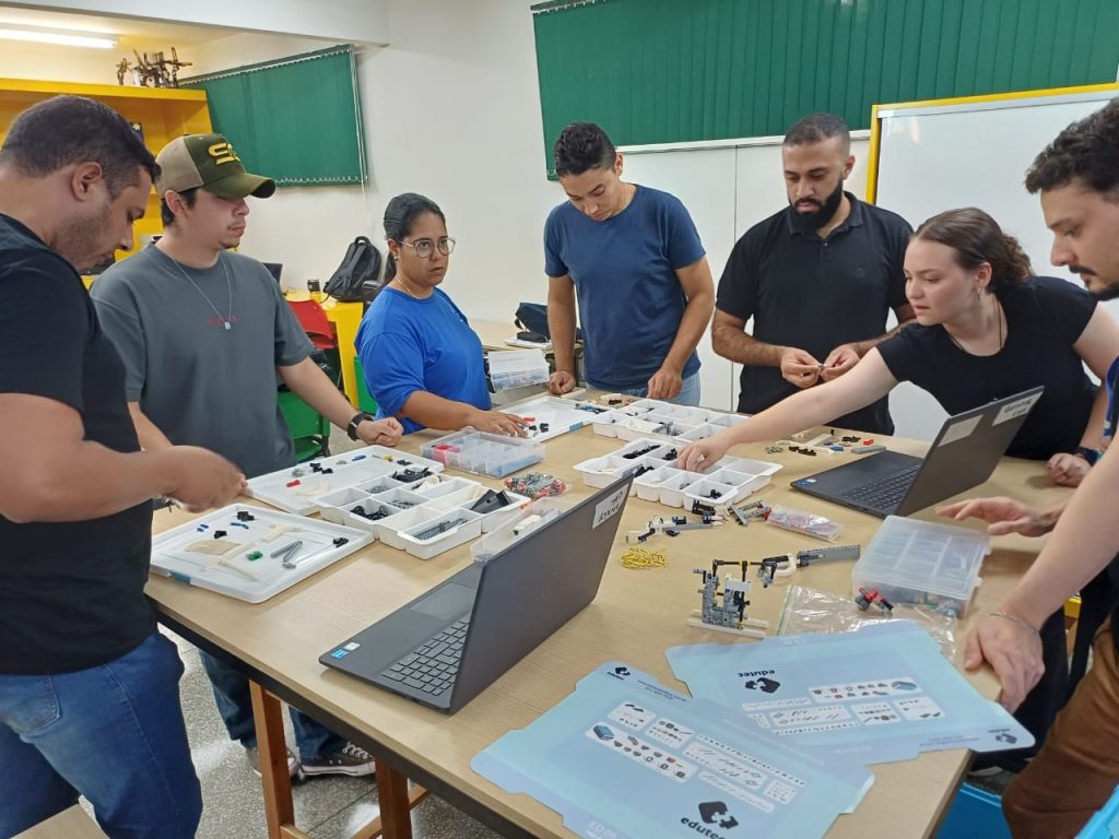 Professores coordenadores exploram o uso da robótica educacional em oficina.