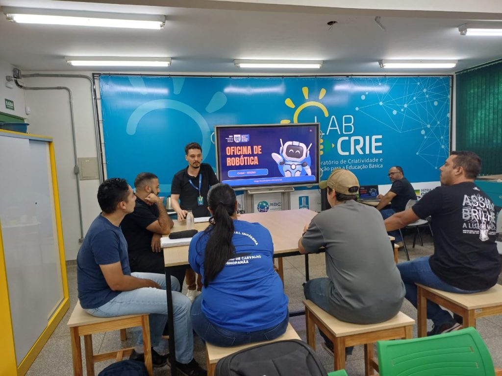 Professores coordenadores exploram o uso da robótica educacional em oficina.