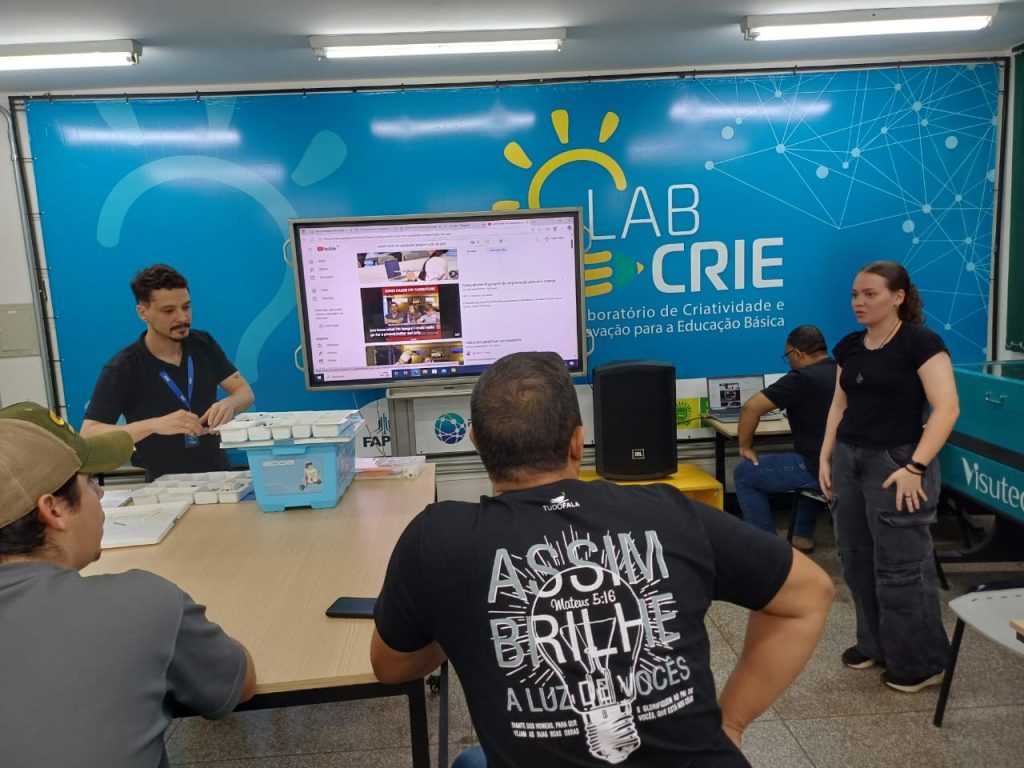 Professores coordenadores exploram o uso da robótica educacional em oficina.