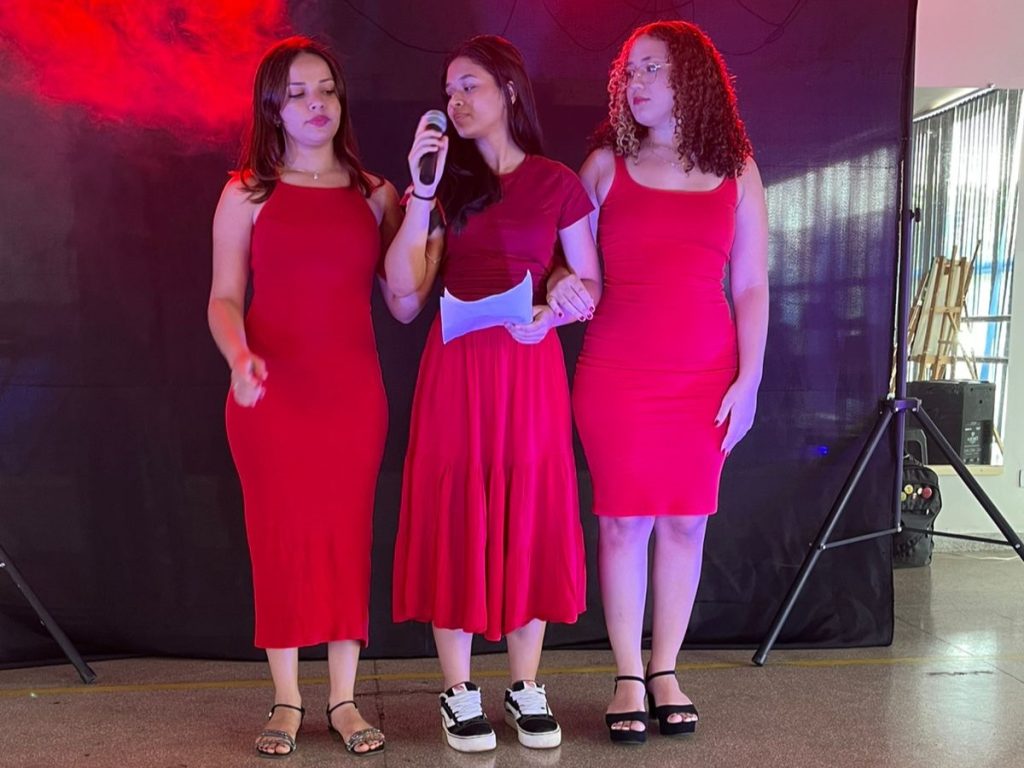 Estudantes declamando poesias