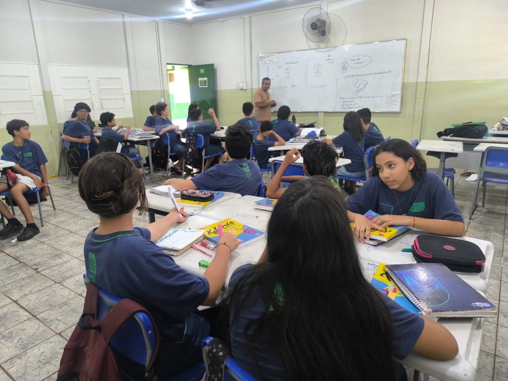 Estudantes realizando Projeto de quebra cabeças na Escola Delmira.