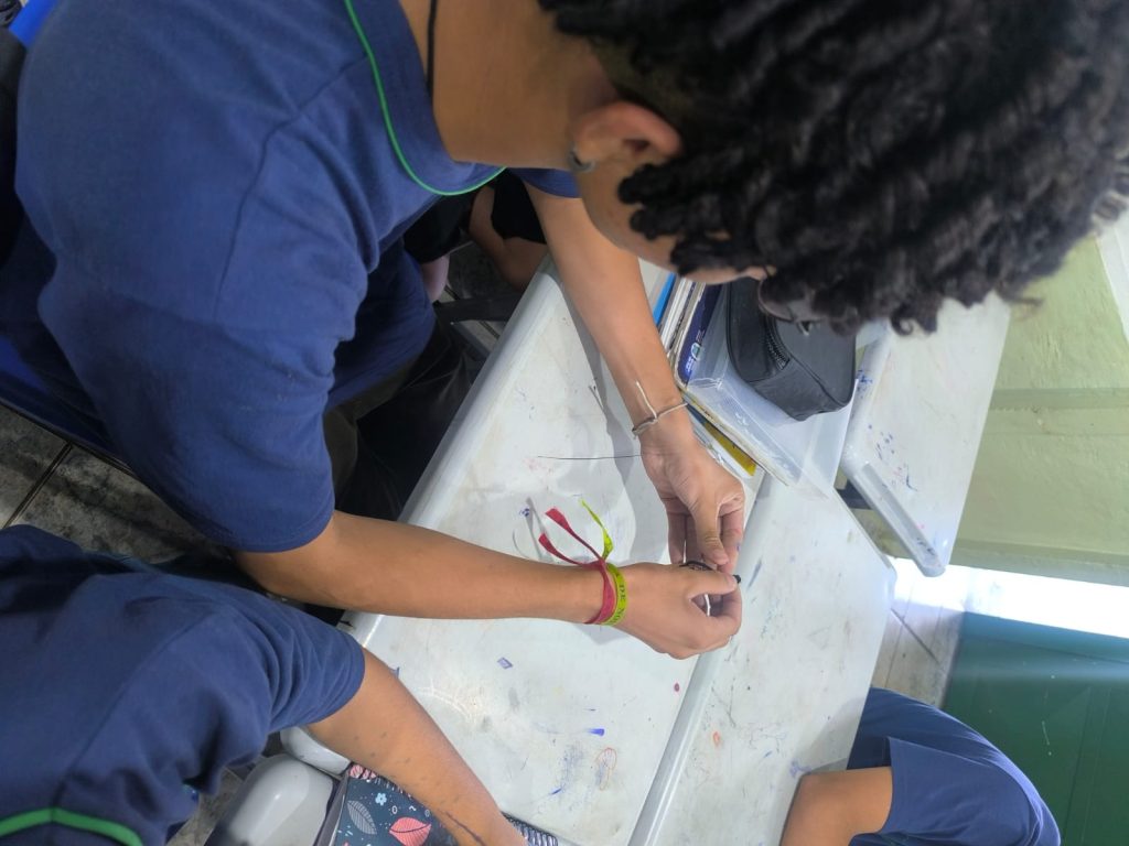 Estudantes realizando Projeto de quebra cabeças na Escola Delmira.