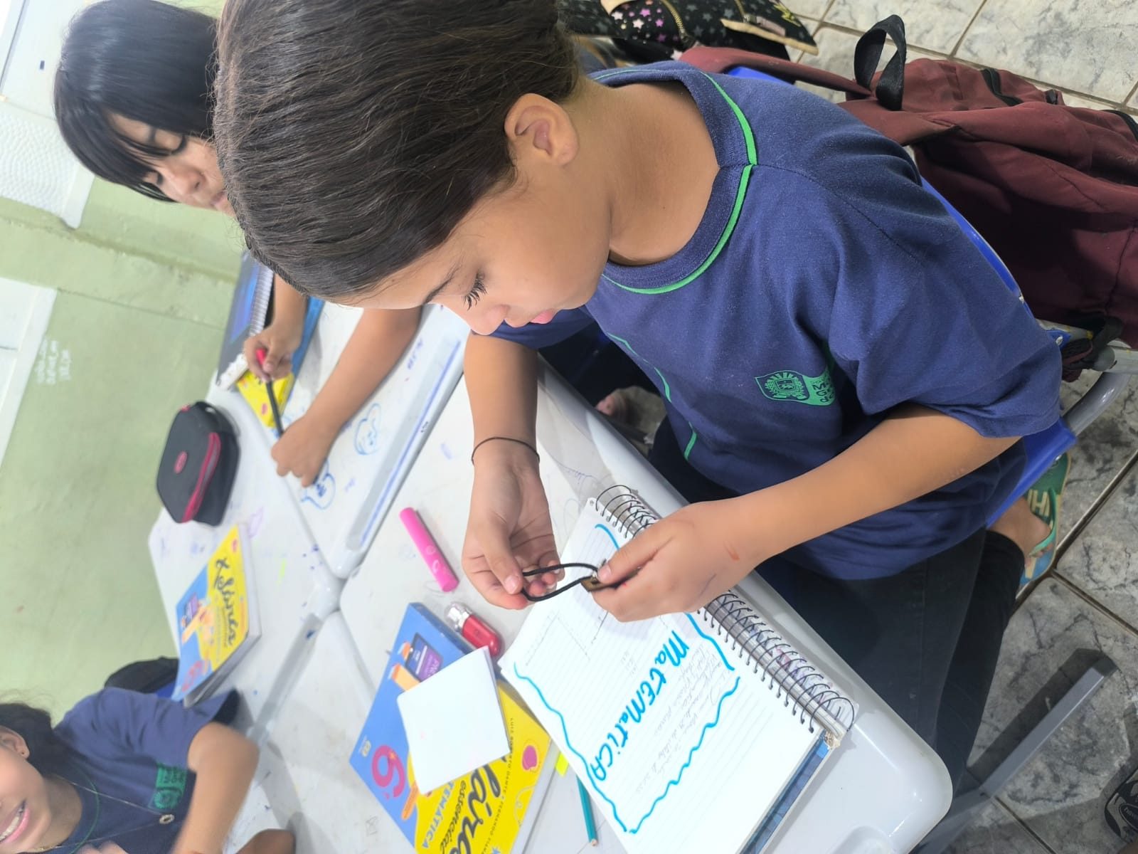 Imagem em destaque do estudante elaborando projeto de quebra cabeças na Escola Delmira.