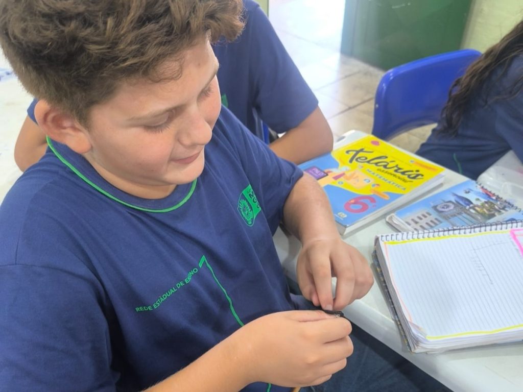 Estudantes realizando Projeto de quebra cabeças na Escola Delmira.