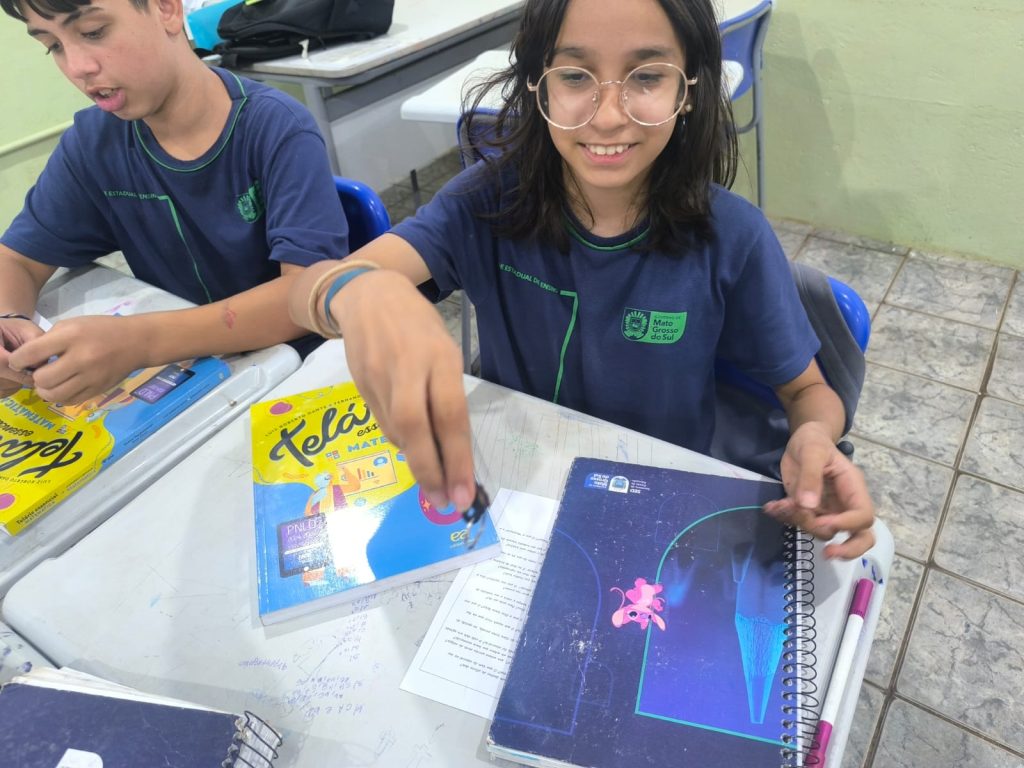 Estudantes realizando Projeto de quebra cabeças na Escola Delmira.