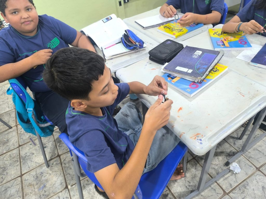 Estudantes realizando Projeto de quebra cabeças na Escola Delmira.