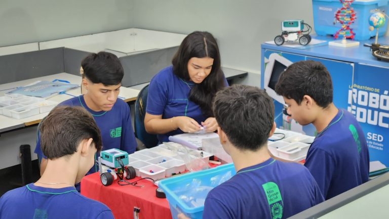 estudantes no projeto de robótica.