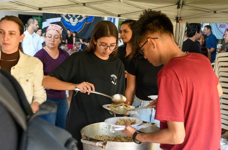 Estudantes durante merenda escolar.
