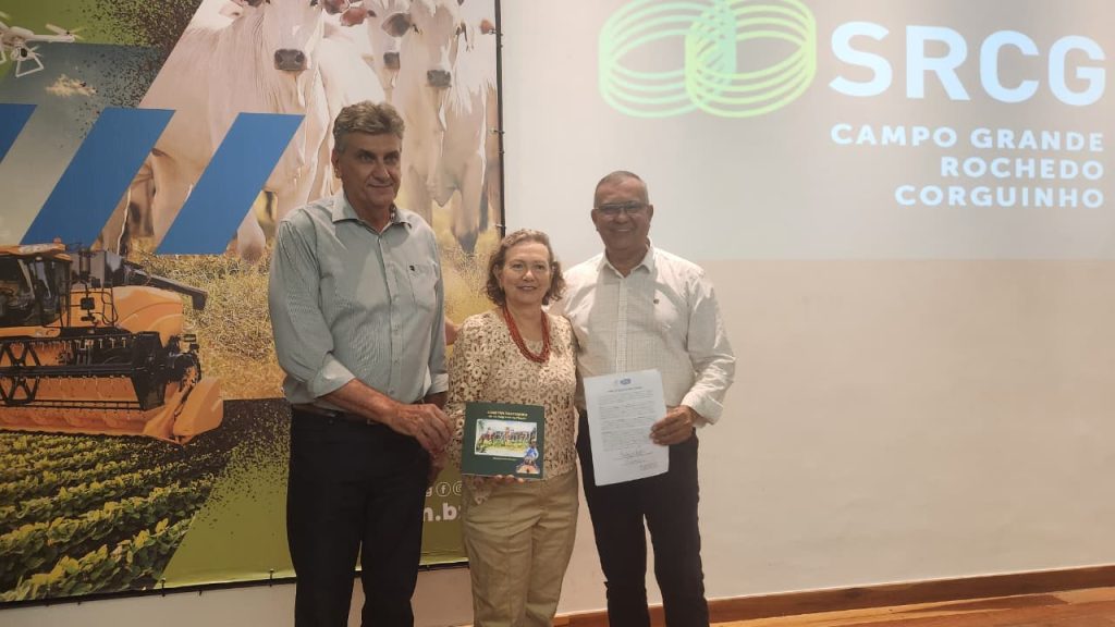 autora junto com o secretário Sérgio.