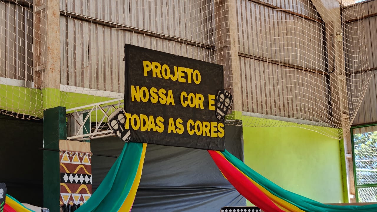cartaz escrito projeto nossa cor e todas as cores.