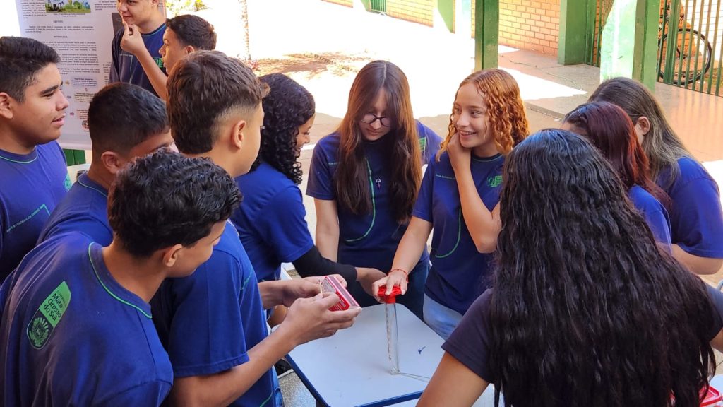 estudantes na feira.