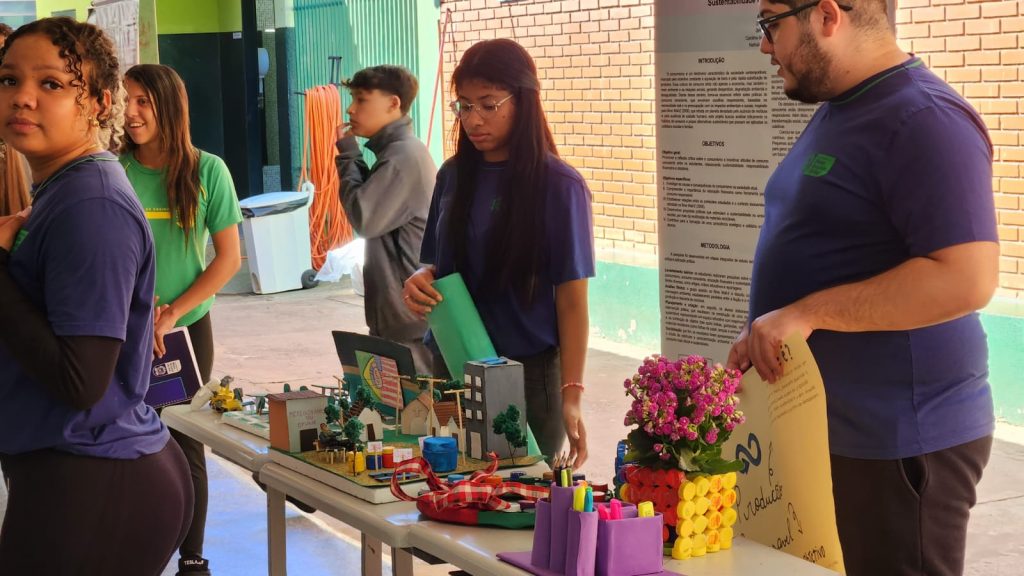 estudantes na feira.